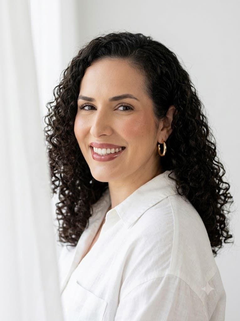 Dra. Lorena Pinheiro, cirurgiã-dentista, em ambiente acolhedor e iluminação natural